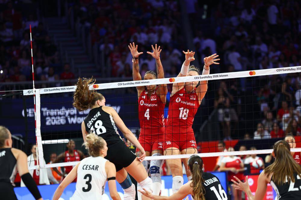 A Milli Kadın Voleybol Takımı Almanya'ya kök söktürdü 13