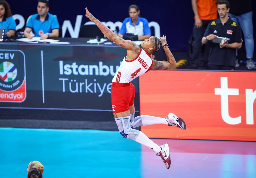 A Milli Kadın Voleybol Milli Takımı'ndan muhteşem galibiyet kareleri... 14