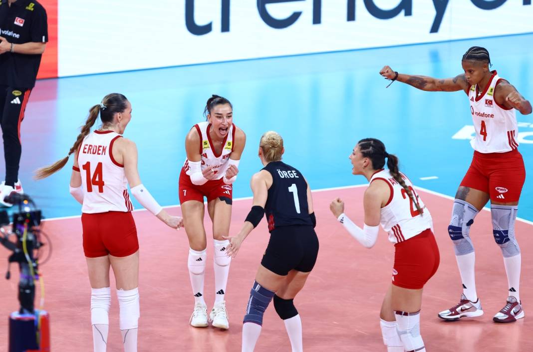 A Milli Kadın Voleybol Milli Takımı'ndan muhteşem galibiyet kareleri... 9