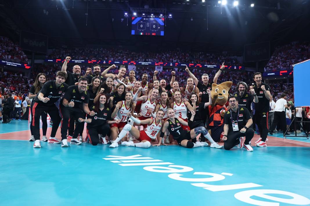 A Milli Kadın Voleybol Milli Takımı'ndan muhteşem galibiyet kareleri... 4