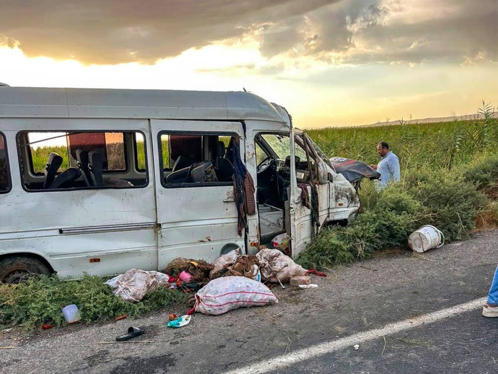 Minibüs bir anda kanala devrildi! 15 tarım işçisi yaralandı 1