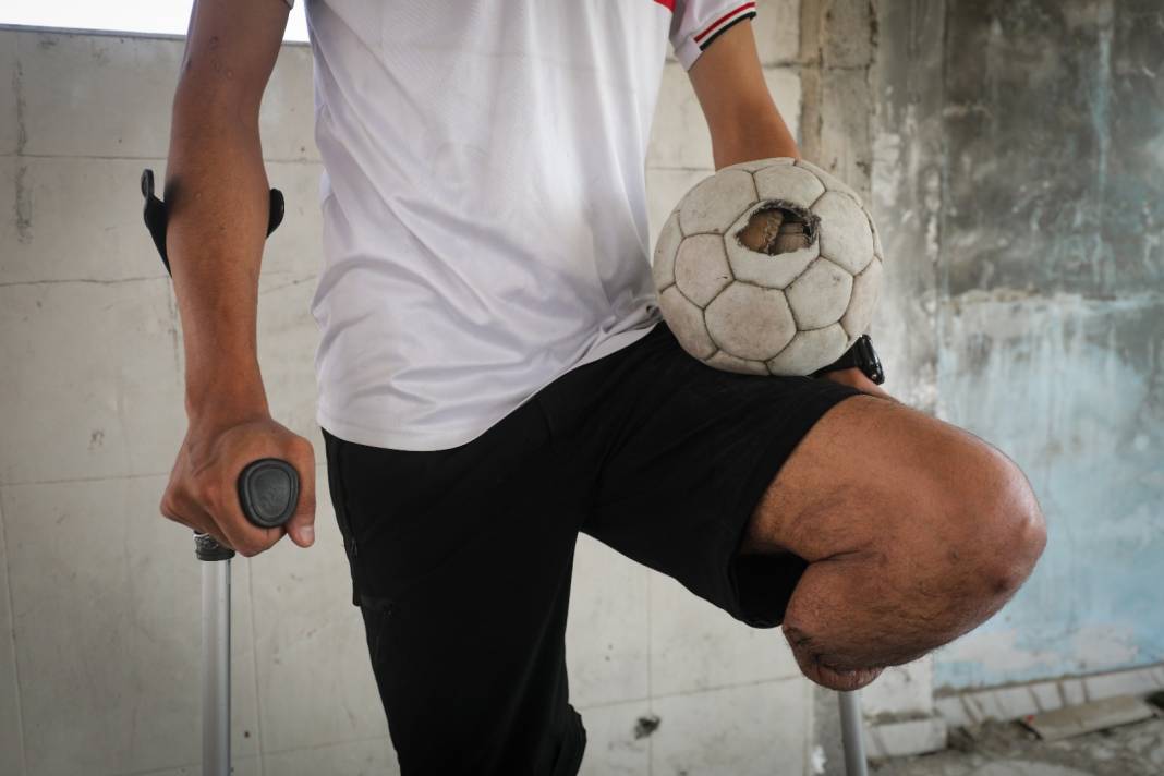 Katil İsrail Filistin ve Gazze'de futbolu da vurdu 7