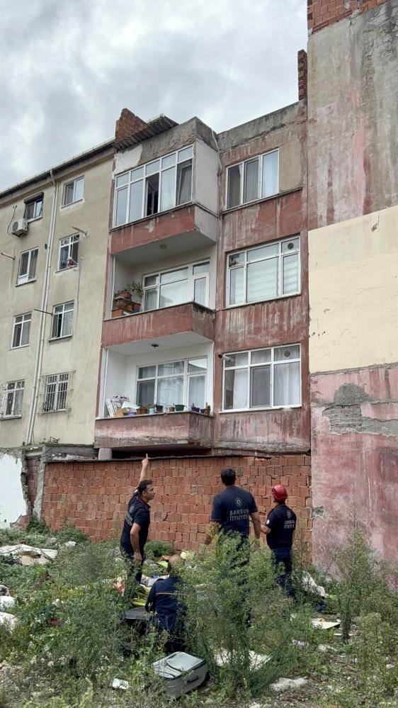 Samsun’da nefes kesen anlar! Çatıdaki kadın için zamanla yarıştılar 5