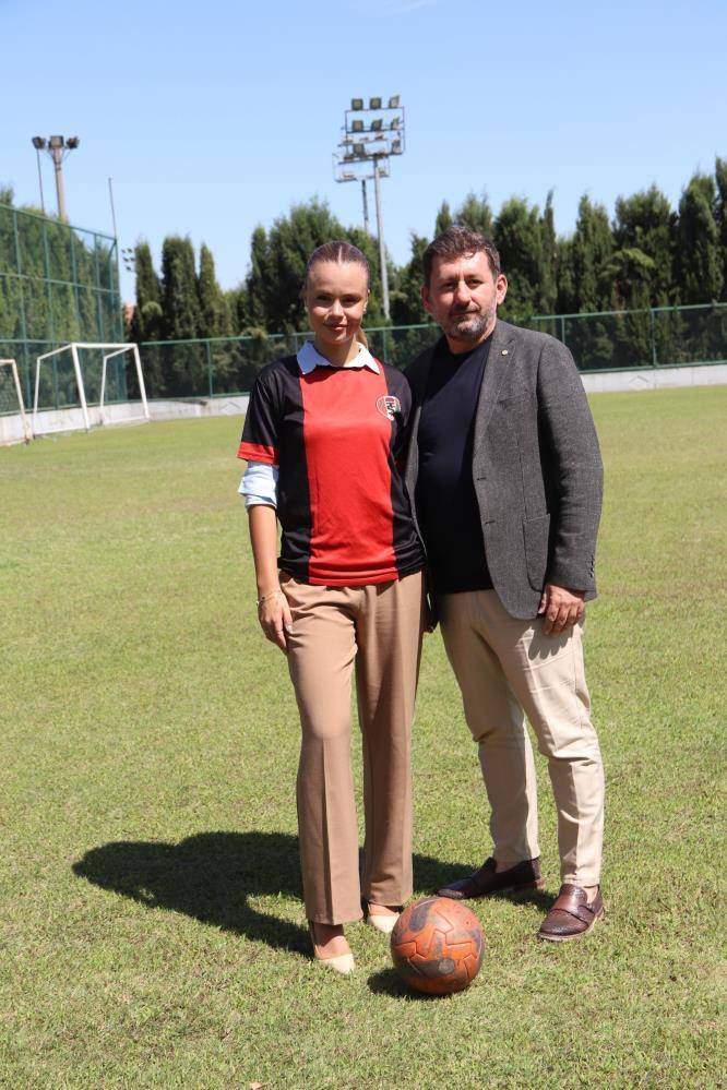 Zeynep Mestan sahaya indi! Kadından teknik direktör olur mu ? Olur... 1