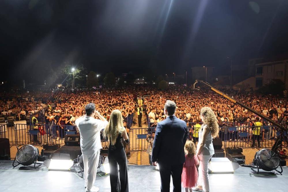 Derya Uluğ sevenlerini coşturdu 4