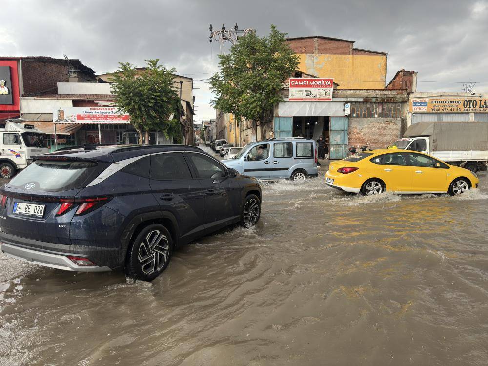 Uşak'a deniz geldi vatandaşlar çile içinde yüzdü! 4