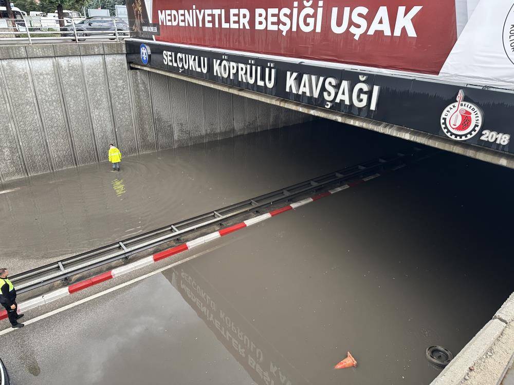 Uşak'a deniz geldi vatandaşlar çile içinde yüzdü! 5