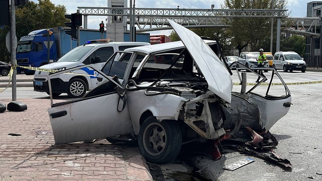 Konya merkezde feci kaza! Hurdaya döndü: 3'ü ağır 4 yaralı 1