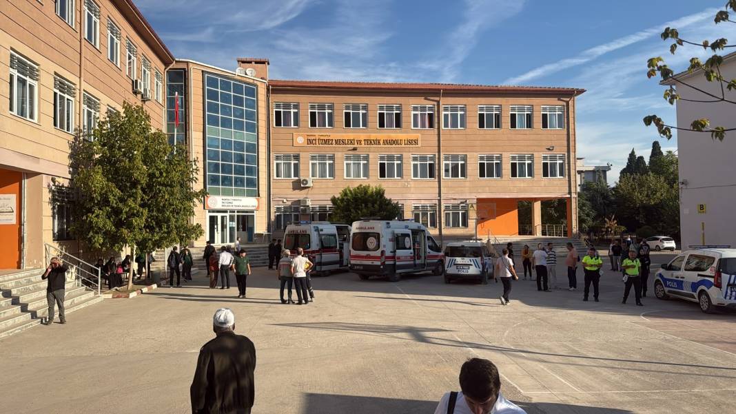 Manisa’da okula silahlı saldırı! Duyan veliler telaşla okula akın etti 7