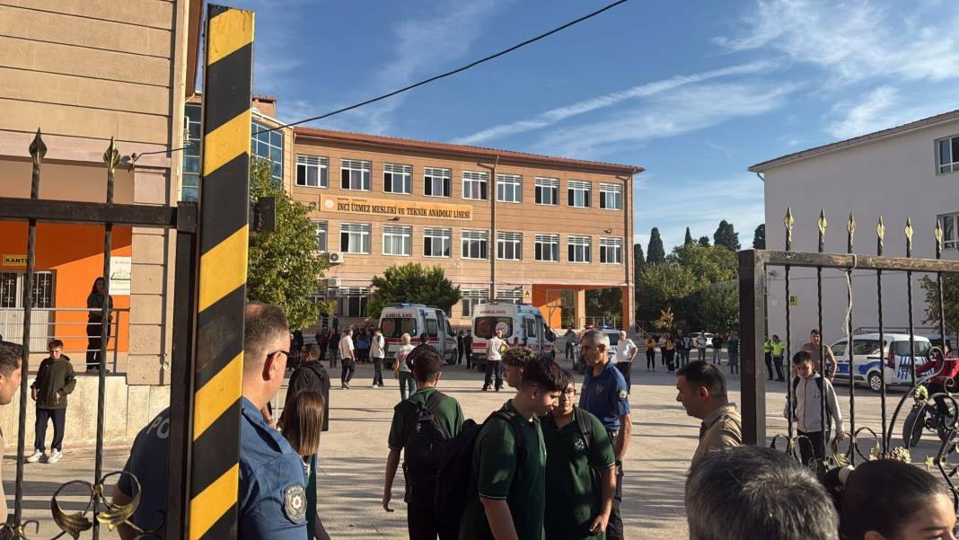 Manisa’da okula silahlı saldırı! Duyan veliler telaşla okula akın etti 3