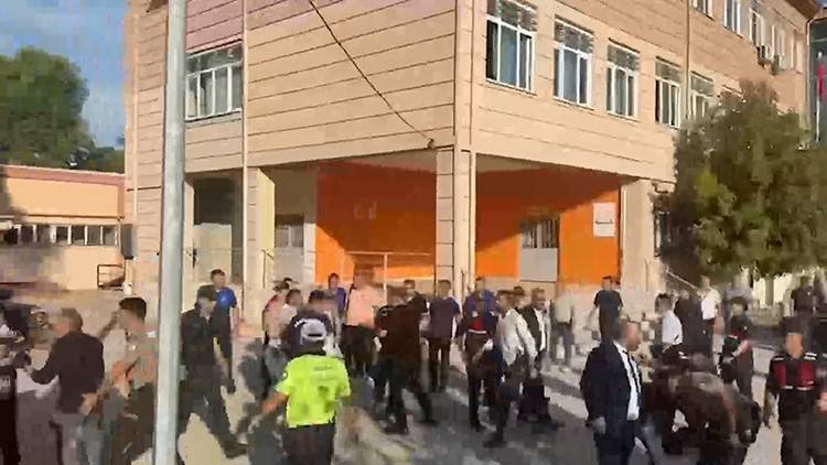 Manisa’da okula silahlı saldırı! Duyan veliler telaşla okula akın etti 5