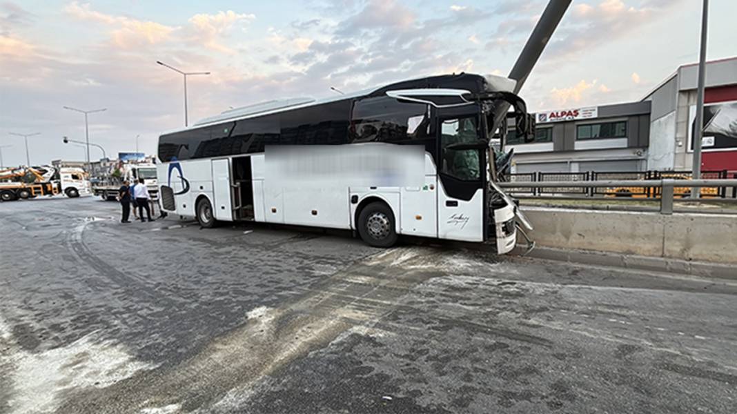Yolcu otobüsü kaza yaptı! 35 kişi taşıyordu 6
