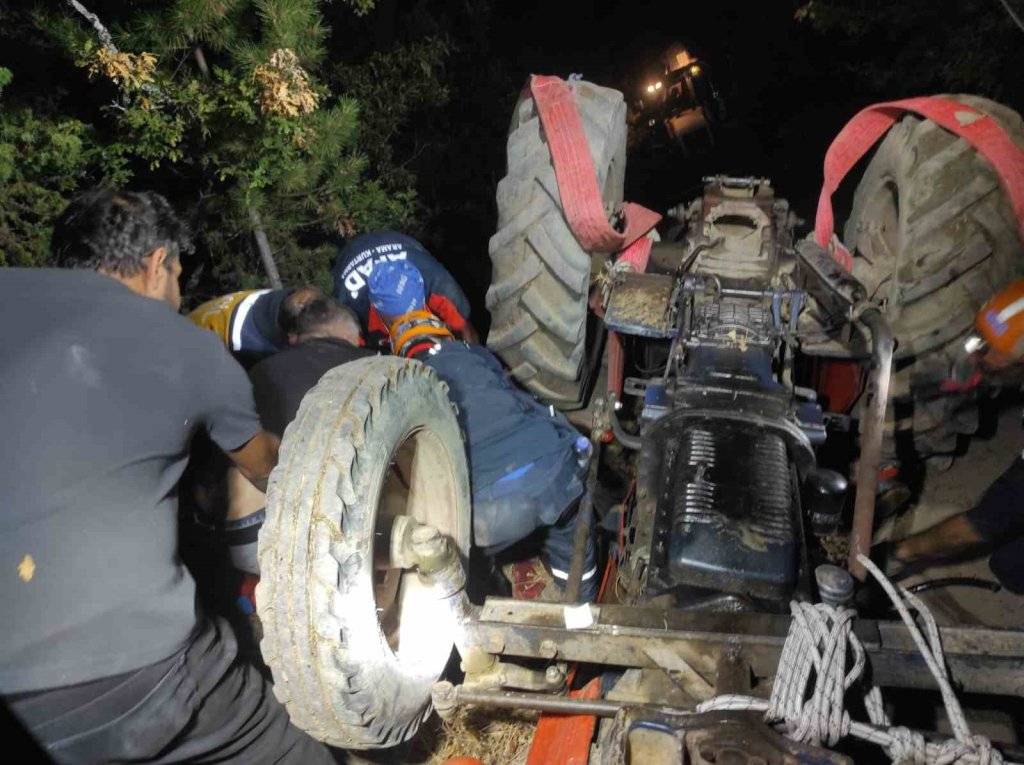 Traktör bir anda devrildi! 63 yaşındaki sürücü altında mahsur kaldı 2