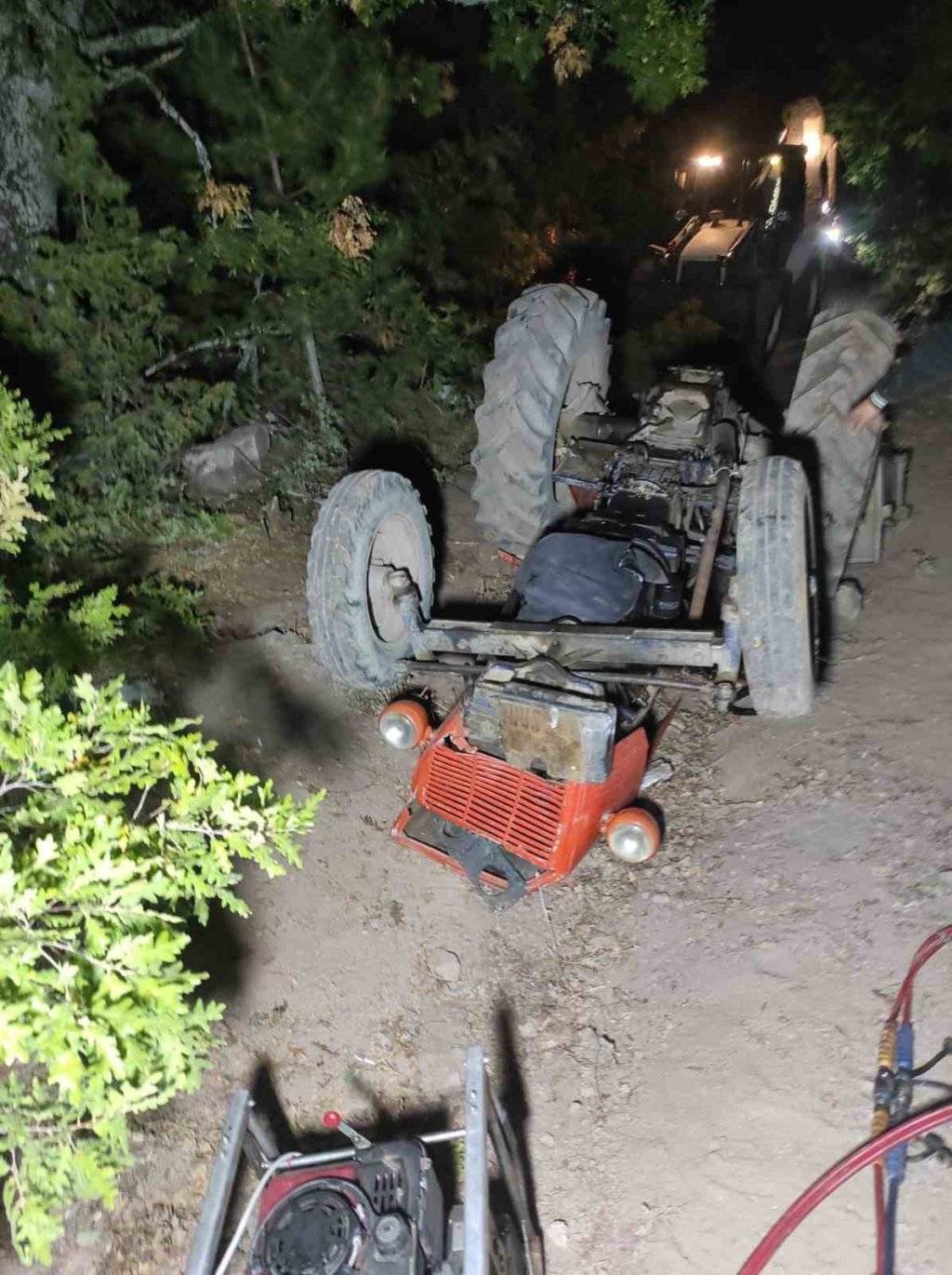 Traktör bir anda devrildi! 63 yaşındaki sürücü altında mahsur kaldı 1