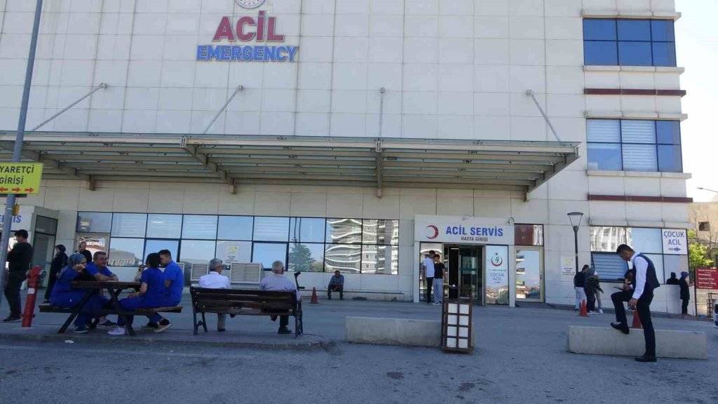 Silaj makinesine bacağını kaptıran gencin ayağı koptu 1