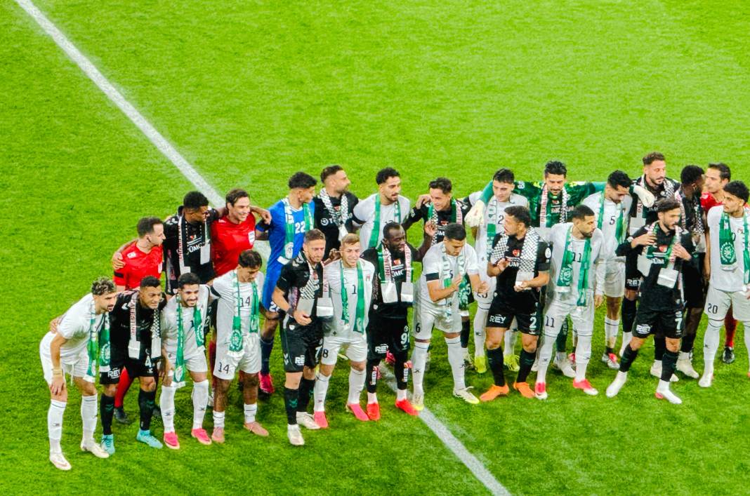 Konya’da tarihi gece: Bu stat daha önce böyle maç görmedi! İşte tarihî geceden en güzel kareler... 15