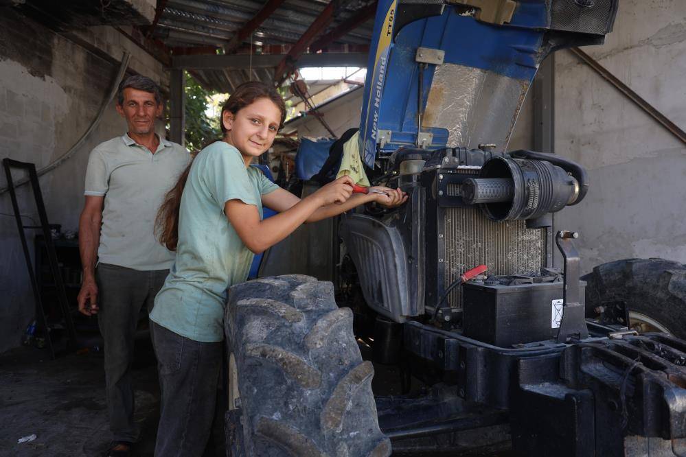 Hatay’da dikkat çeken hikâye! 13 yaşındaki Ecrin traktör tamir ediyor 3