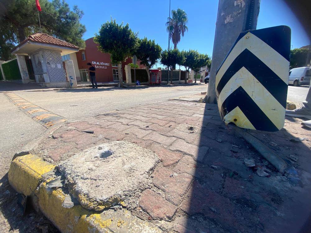 Antalya’da korkutan kaza! Araç okul bahçesine daldı 1