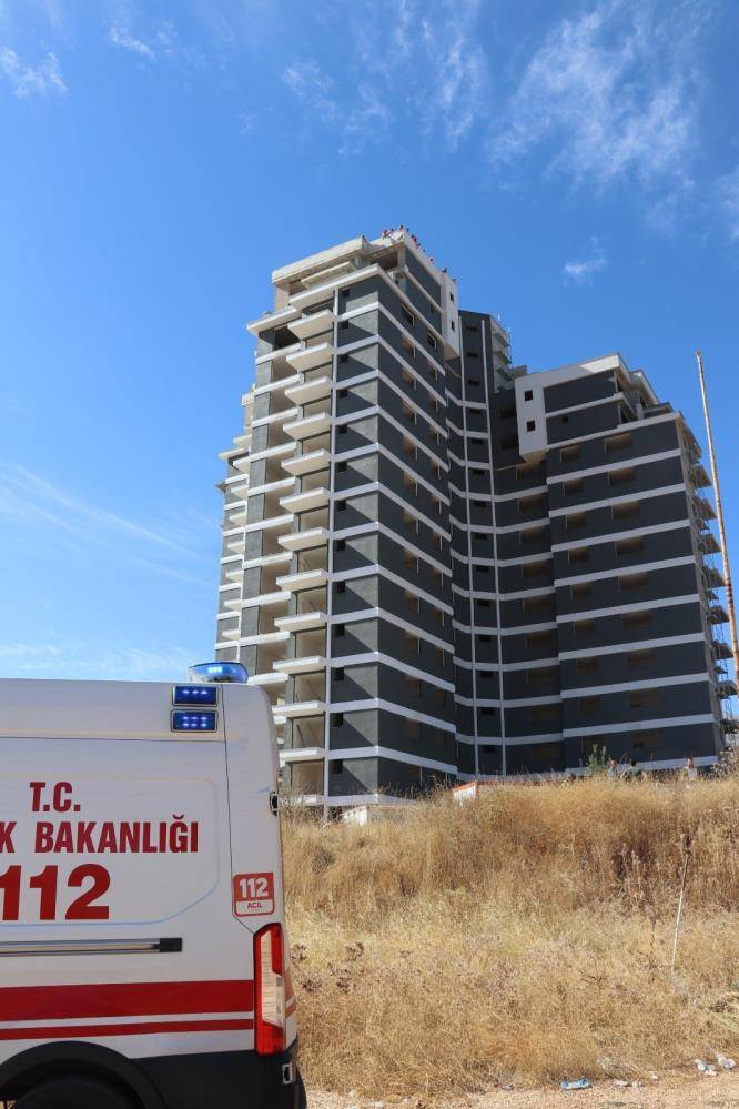 4 aydır maaş alamıyorlardı! İşçiler 15 katlı binanın çatısında eylem yaptı 5