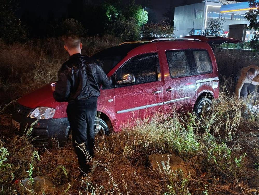Beyşehir’de aynı noktada yine kaza! Araç şarampole devrildi 1