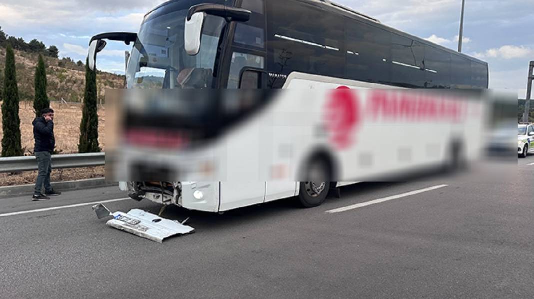 Yolcu otobüsü otomobille çarpıştı! Can kayıpları var 8