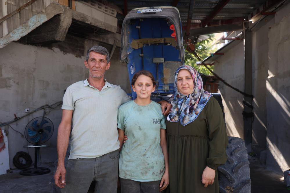 Hatay’da dikkat çeken hikâye! 13 yaşındaki Ecrin traktör tamir ediyor 4