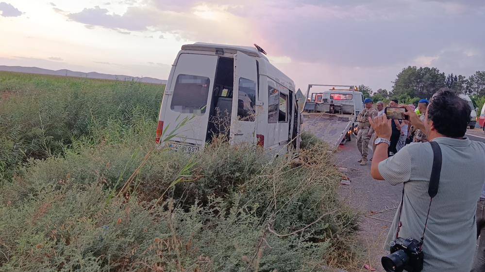 Minibüs bir anda kanala devrildi! 15 tarım işçisi yaralandı 5