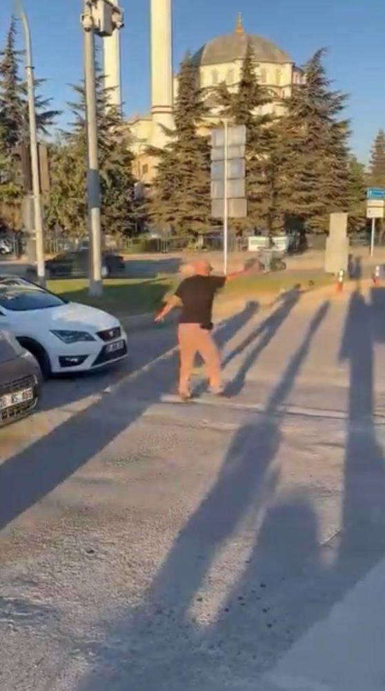 Eskişehir’de şaşırtan görüntü! Trafiği kilitlenince direksiyona geçmeden trafiği yönetti 4