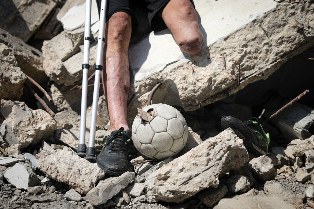 Katil İsrail Filistin ve Gazze'de futbolu da vurdu 1