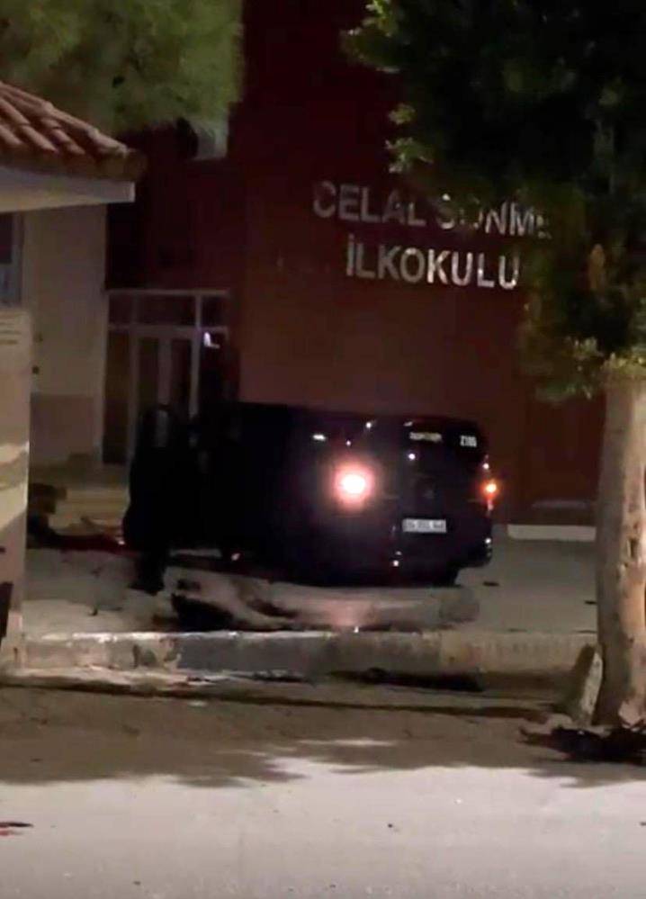 Antalya’da korkutan kaza! Araç okul bahçesine daldı 4