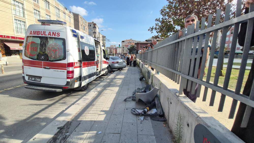 Kaldırımda dehşet! Kontrolden çıkan otomobil yayalara çarptı 4