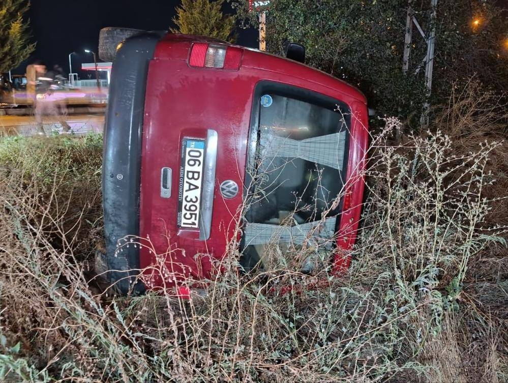 Beyşehir’de aynı noktada yine kaza! Araç şarampole devrildi 3