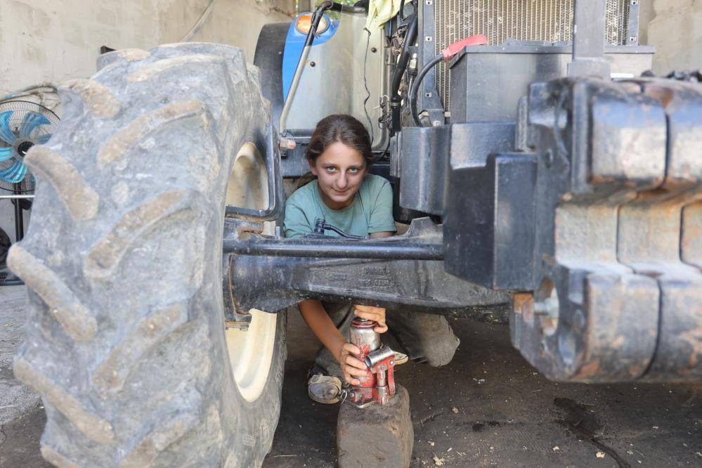 Hatay’da dikkat çeken hikâye! 13 yaşındaki Ecrin traktör tamir ediyor 1