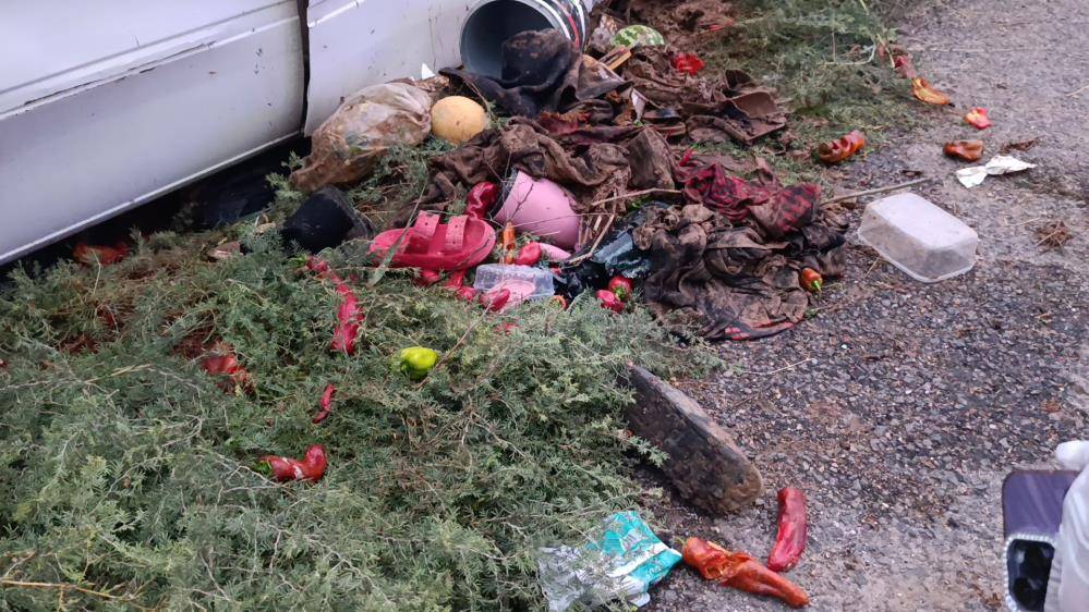 Minibüs bir anda kanala devrildi! 15 tarım işçisi yaralandı 4