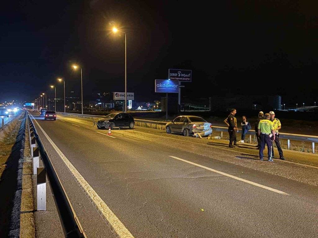 Kayseri’de korkutan kaza! İki otomobil çarpıştı 1