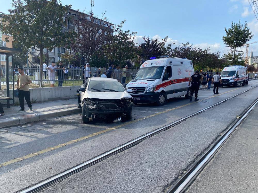 Kaldırımda dehşet! Kontrolden çıkan otomobil yayalara çarptı 3