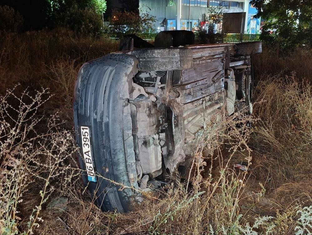 Beyşehir’de aynı noktada yine kaza! Araç şarampole devrildi 4