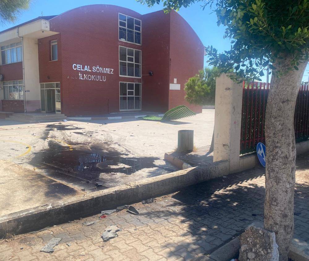 Antalya’da korkutan kaza! Araç okul bahçesine daldı 3