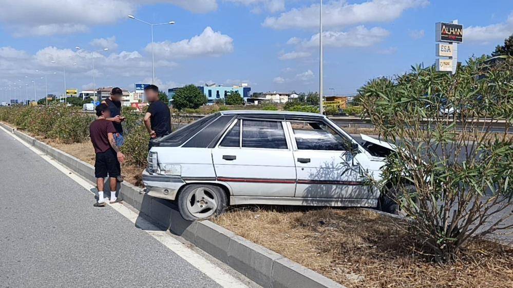 Feci kazadan mucize kurtuluş! Otomobil refüjde askıda kaldı 1