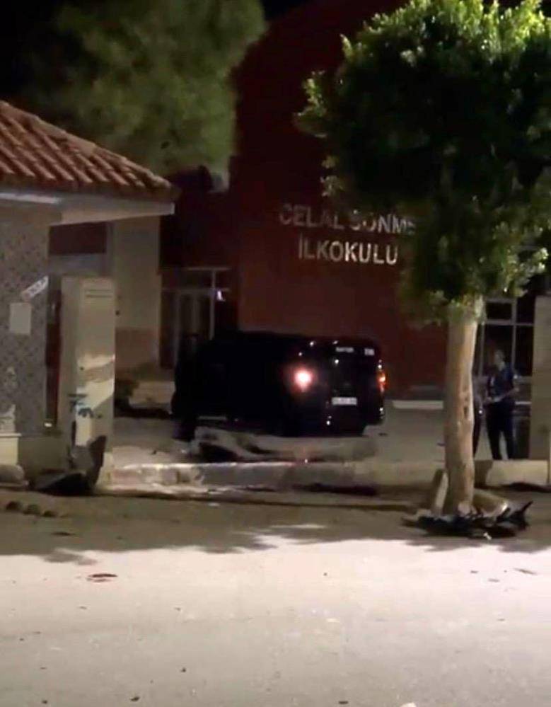 Antalya’da korkutan kaza! Araç okul bahçesine daldı 5