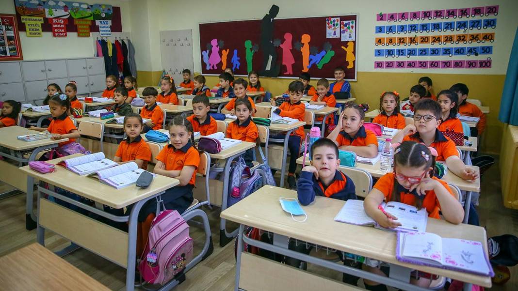 Ara tatil kalkıyor mu? Bakan Tekin canlı yayında açıkladı 11