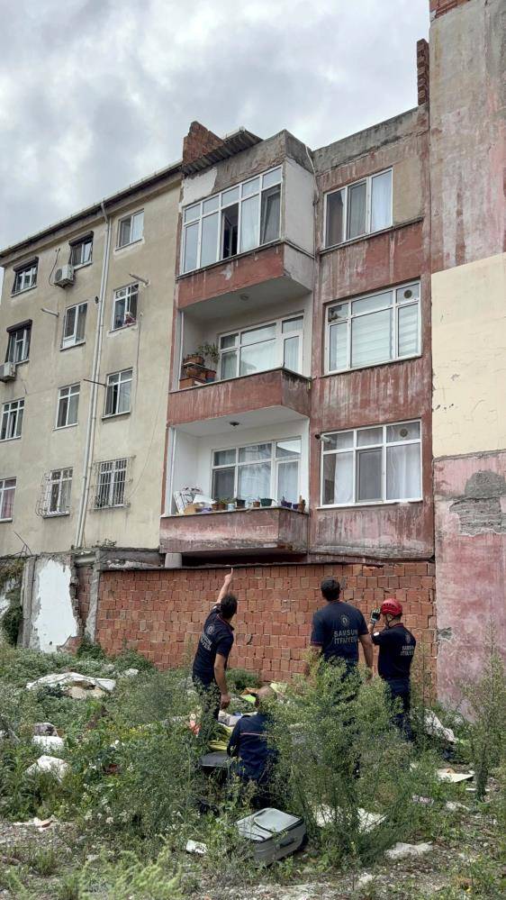 Samsun’da nefes kesen anlar! Çatıdaki kadın için zamanla yarıştılar 6