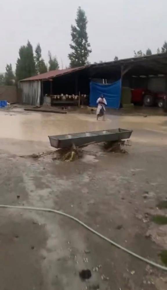 Sivas’ta sel paniği! Şiddetli yağış sonrası köyü su bastı 2