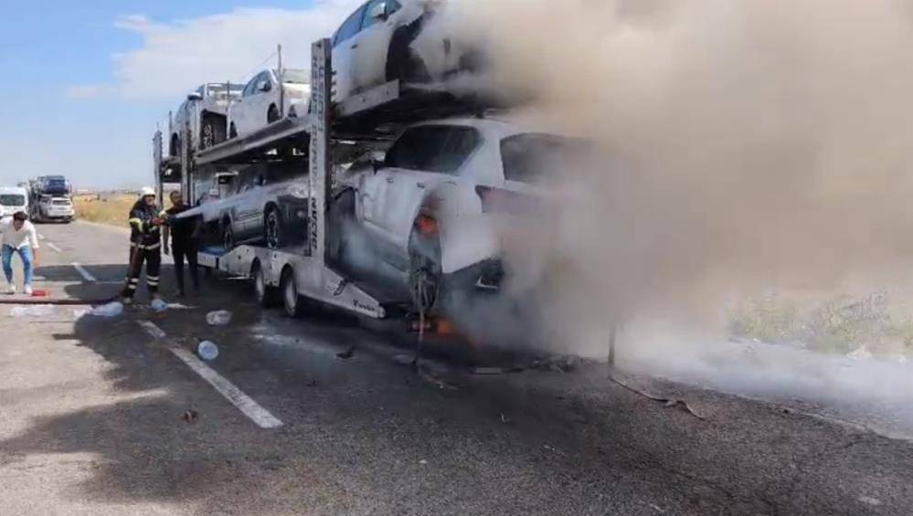Araçlar alevlerin arasında kaldı! Ekipler zamanla yarıştı 7