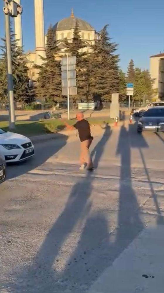 Eskişehir’de şaşırtan görüntü! Trafiği kilitlenince direksiyona geçmeden trafiği yönetti 3