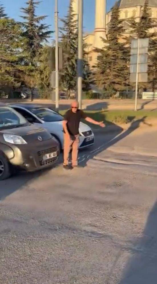 Eskişehir’de şaşırtan görüntü! Trafiği kilitlenince direksiyona geçmeden trafiği yönetti 2