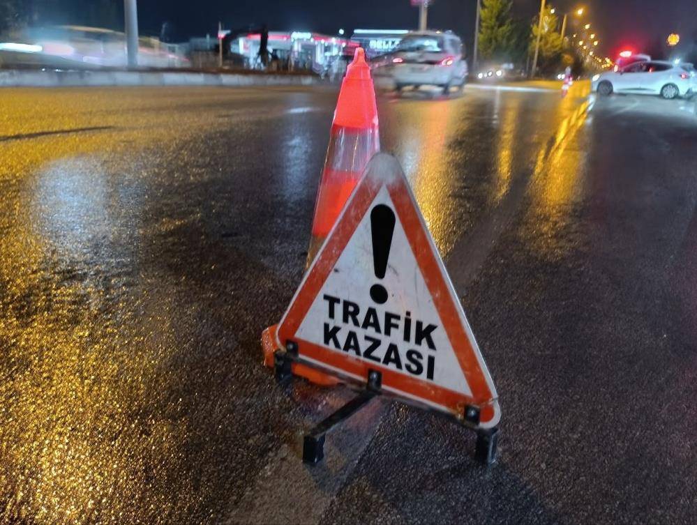 Beyşehir’de aynı noktada yine kaza! Araç şarampole devrildi 2