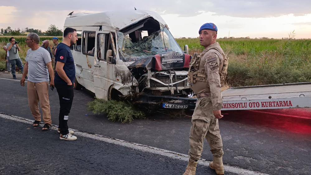 Minibüs bir anda kanala devrildi! 15 tarım işçisi yaralandı 3