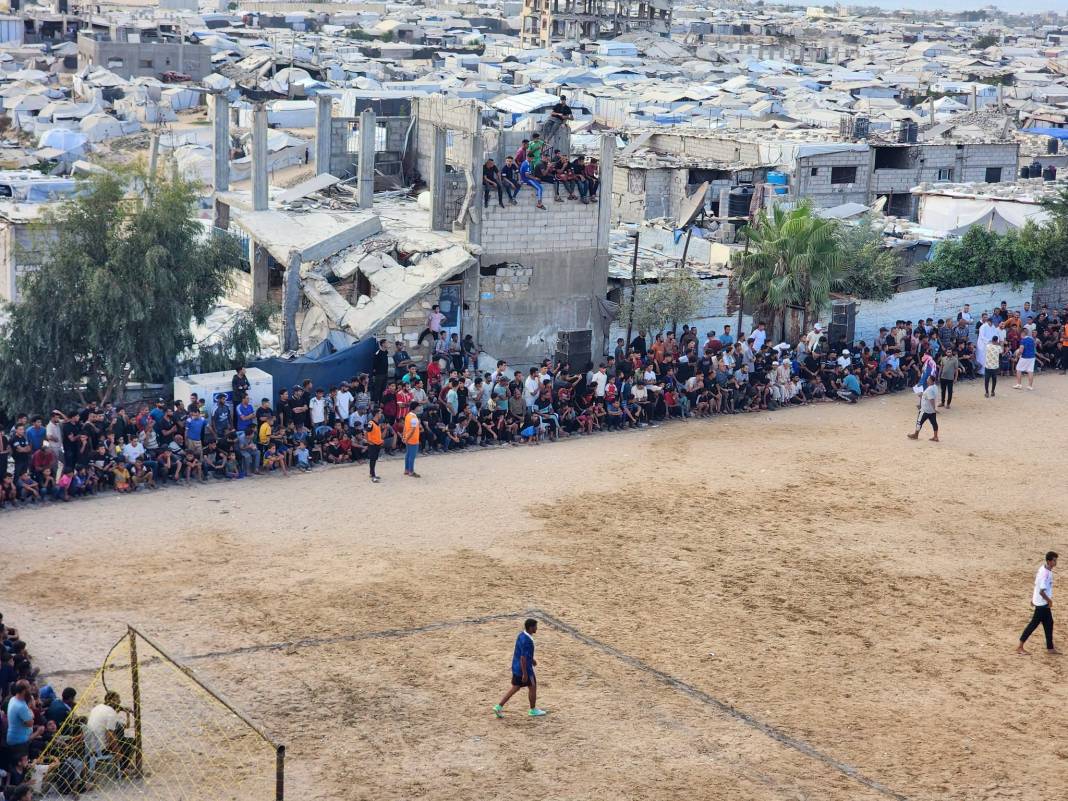Katil İsrail ve çadırlar arasında Gazze'de dostluk maçı! 8