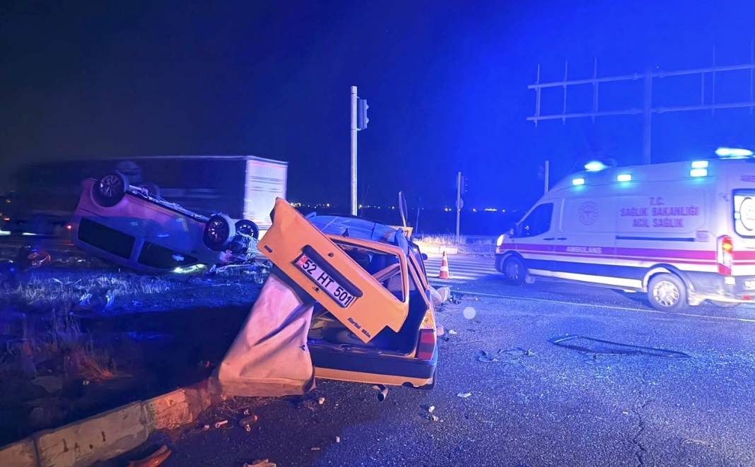Yol ayrımı kavşağında büyük kaza: Çok yaralı var 1